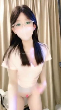 新人校花下海，高冷眼镜反差婊【蓝川诗诗】福利，粉鲍自慰抽插淫水泛光零距离插菊 截图14