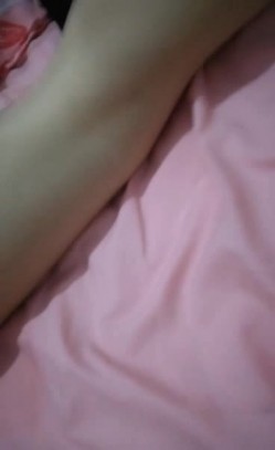 萝莉萌妹子双人秀来大姨妈第二部 屁股上写字肛塞插入翘着屁股玩弄 截图1