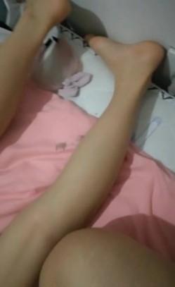萝莉萌妹子双人秀来大姨妈第二部 屁股上写字肛塞插入翘着屁股玩弄 截图3