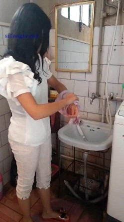 【电报群良家女友私密分享】偷拍良家小女友换衣洗澡，乳房形状漂亮乳头小阴毛稀疏，羞涩得当着男友面脱光 截图1
