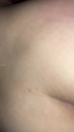 【绿帽狂 ️淫荡妻】细腰肥臀淫妻『短裙无内』极品丰臀淫妻被单男后入猛烈撞击抽插 直顶花心 完结篇 截图13