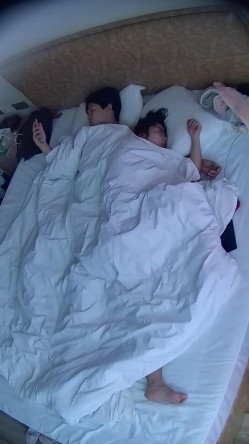 情趣酒店  美女一睡醒挺胸 好大的一对奶子 臀儿也挺翘得很 男人插进去的鸡巴都水盈盈的 极品骚穴 截图1
