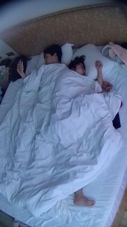 情趣酒店  美女一睡醒挺胸 好大的一对奶子 臀儿也挺翘得很 男人插进去的鸡巴都水盈盈的 极品骚穴 截图2