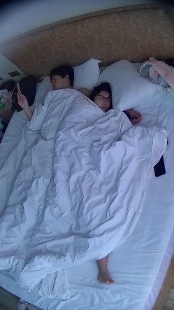 情趣酒店  美女一睡醒挺胸 好大的一对奶子 臀儿也挺翘得很 男人插进去的鸡巴都水盈盈的 极品骚穴 截图4