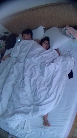 情趣酒店  美女一睡醒挺胸 好大的一对奶子 臀儿也挺翘得很 男人插进去的鸡巴都水盈盈的 极品骚穴 截图5