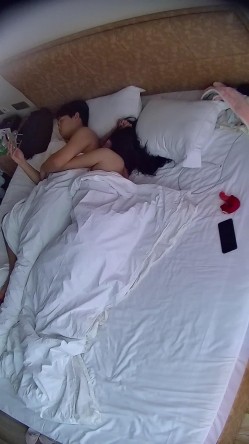 情趣酒店  美女一睡醒挺胸 好大的一对奶子 臀儿也挺翘得很 男人插进去的鸡巴都水盈盈的 极品骚穴 截图15