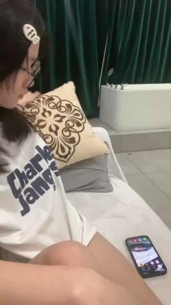 极品尤物眼镜学生妹，外表清纯小虎牙5，浴缸泡澡，浴室沙发床上，各种场景操逼，妹妹很会玩 截图3
