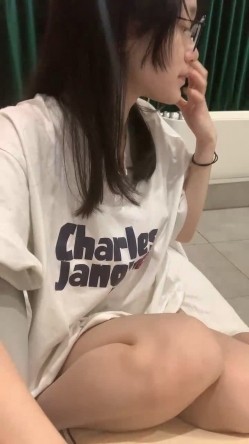 极品尤物眼镜学生妹，外表清纯小虎牙5，浴缸泡澡，浴室沙发床上，各种场景操逼，妹妹很会玩 截图5