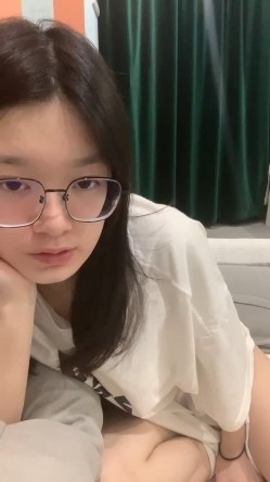 极品尤物眼镜学生妹，外表清纯小虎牙5，浴缸泡澡，浴室沙发床上，各种场景操逼，妹妹很会玩 截图6