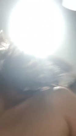 极品尤物眼镜学生妹，外表清纯小虎牙5，浴缸泡澡，浴室沙发床上，各种场景操逼，妹妹很会玩 截图9