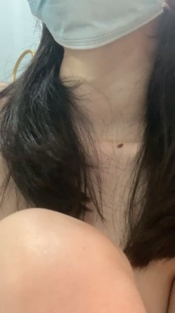 极品尤物眼镜学生妹，外表清纯小虎牙5，浴缸泡澡，浴室沙发床上，各种场景操逼，妹妹很会玩 截图13