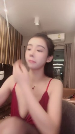 尤物推荐【美人儿】逆天女神 颜值身材吊打网红明星 美到窒息 绿播下海 全裸下厨 跳蛋自慰爽 截图3