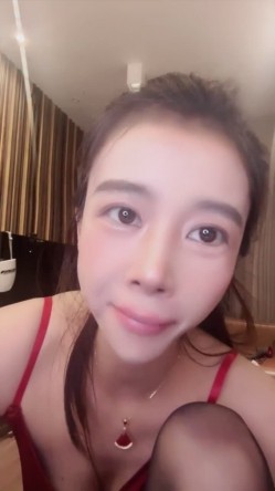 尤物推荐【美人儿】逆天女神 颜值身材吊打网红明星 美到窒息 绿播下海 全裸下厨 跳蛋自慰爽 截图4
