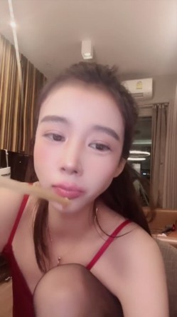 尤物推荐【美人儿】逆天女神 颜值身材吊打网红明星 美到窒息 绿播下海 全裸下厨 跳蛋自慰爽 截图5