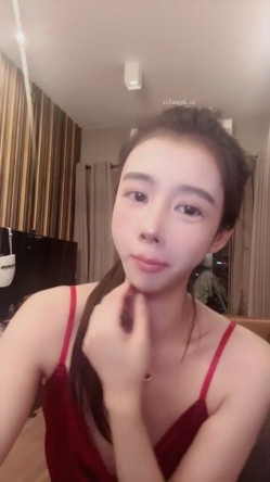 尤物推荐【美人儿】逆天女神 颜值身材吊打网红明星 美到窒息 绿播下海 全裸下厨 跳蛋自慰爽 截图7