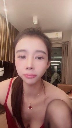 尤物推荐【美人儿】逆天女神 颜值身材吊打网红明星 美到窒息 绿播下海 全裸下厨 跳蛋自慰爽 截图8