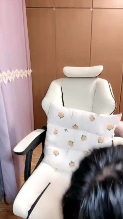 新来的大姐姐颜值高有气质全程露脸精彩大秀直播，互动狼友撩骚揉奶玩逼道具抽插，精彩刺激不断浪叫呻吟不止 截图10
