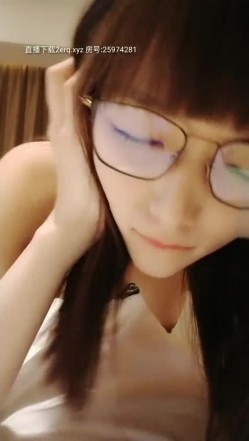 看着很清纯的大二学妹真骚，跟男友舌吻足交掰开骚穴舔肉芽，口交都很暴力深喉，高挑身材各种爆草蹂躏叫声可射 截图4