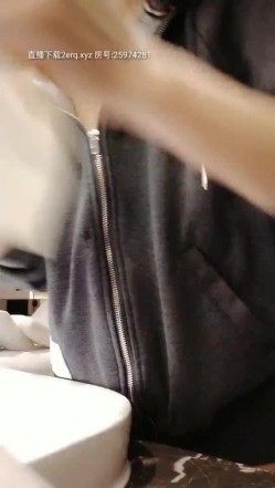 看着很清纯的大二学妹真骚，跟男友舌吻足交掰开骚穴舔肉芽，口交都很暴力深喉，高挑身材各种爆草蹂躏叫声可射 截图7