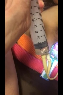 外网流出国产变态重口味调教女奴 超级变态 截图2
