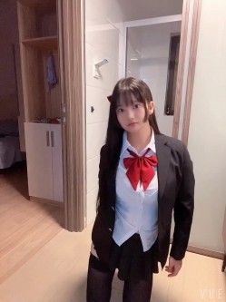 知名漫展巨乳Cos『小尤奈』自拍流出 清纯学生妹制服在家骚气用假屌自慰 奶大逼粉实属尤物 截图1