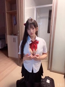 知名漫展巨乳Cos『小尤奈』自拍流出 清纯学生妹制服在家骚气用假屌自慰 奶大逼粉实属尤物 截图2