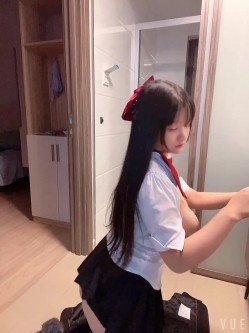 知名漫展巨乳Cos『小尤奈』自拍流出 清纯学生妹制服在家骚气用假屌自慰 奶大逼粉实属尤物 截图3