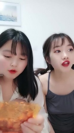 童颜巨乳两个00后萌妹子无毛粉逼双女震动棒互玩炮友双飞啪啪，按摩器假屌插入舔奶摸逼上位骑坐后入猛操 截图1