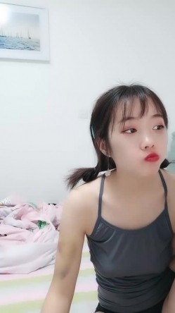 童颜巨乳两个00后萌妹子无毛粉逼双女震动棒互玩炮友双飞啪啪，按摩器假屌插入舔奶摸逼上位骑坐后入猛操 截图2