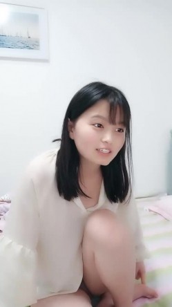 童颜巨乳两个00后萌妹子无毛粉逼双女震动棒互玩炮友双飞啪啪，按摩器假屌插入舔奶摸逼上位骑坐后入猛操 截图3