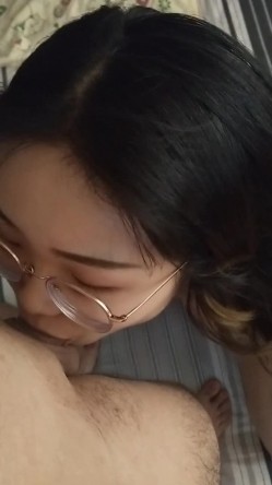 骚逼四眼女友~每天下班回来就要捉住我的鸡儿，一顿吃舔含，感觉有瘾啦！太让人上头飘飘欲仙！ 截图1