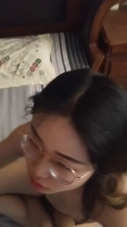 骚逼四眼女友~每天下班回来就要捉住我的鸡儿，一顿吃舔含，感觉有瘾啦！太让人上头飘飘欲仙！ 截图11