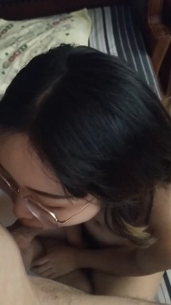 骚逼四眼女友~每天下班回来就要捉住我的鸡儿，一顿吃舔含，感觉有瘾啦！太让人上头飘飘欲仙！ 截图12