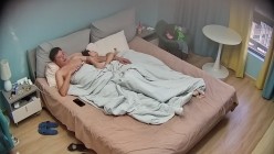 最新流出酒店偷拍 ️斯文眼镜干部大叔把包养的白袜妹子抱起来放到桌子干 截图2