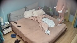 最新流出酒店偷拍 ️斯文眼镜干部大叔把包养的白袜妹子抱起来放到桌子干 截图9