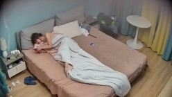 最新流出酒店偷拍 ️斯文眼镜干部大叔把包养的白袜妹子抱起来放到桌子干 截图16