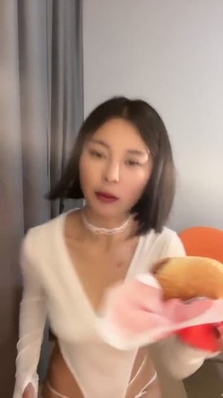 新人，这个小少妇挺有味道，【乌龟追兔子】，独居公寓中，今天阳光不错，窗前发骚，扭动柳腰加上黄瓜伺候，刺激至极 截图3