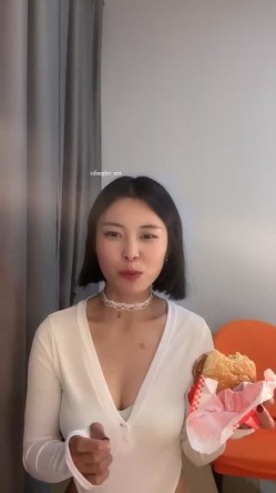 新人，这个小少妇挺有味道，【乌龟追兔子】，独居公寓中，今天阳光不错，窗前发骚，扭动柳腰加上黄瓜伺候，刺激至极 截图4