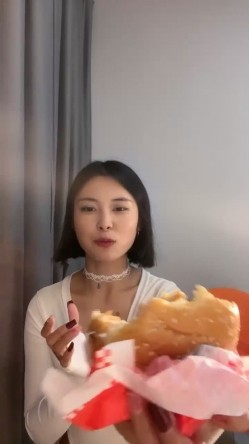 新人，这个小少妇挺有味道，【乌龟追兔子】，独居公寓中，今天阳光不错，窗前发骚，扭动柳腰加上黄瓜伺候，刺激至极 截图5