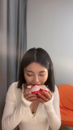 新人，这个小少妇挺有味道，【乌龟追兔子】，独居公寓中，今天阳光不错，窗前发骚，扭动柳腰加上黄瓜伺候，刺激至极 截图6