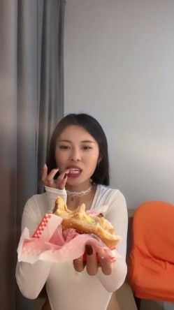 新人，这个小少妇挺有味道，【乌龟追兔子】，独居公寓中，今天阳光不错，窗前发骚，扭动柳腰加上黄瓜伺候，刺激至极 截图7