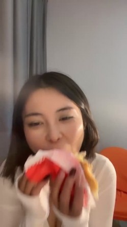 新人，这个小少妇挺有味道，【乌龟追兔子】，独居公寓中，今天阳光不错，窗前发骚，扭动柳腰加上黄瓜伺候，刺激至极 截图8