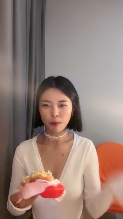 新人，这个小少妇挺有味道，【乌龟追兔子】，独居公寓中，今天阳光不错，窗前发骚，扭动柳腰加上黄瓜伺候，刺激至极 截图9