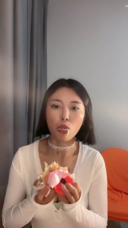 新人，这个小少妇挺有味道，【乌龟追兔子】，独居公寓中，今天阳光不错，窗前发骚，扭动柳腰加上黄瓜伺候，刺激至极 截图11