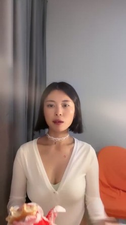 新人，这个小少妇挺有味道，【乌龟追兔子】，独居公寓中，今天阳光不错，窗前发骚，扭动柳腰加上黄瓜伺候，刺激至极 截图12