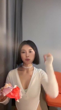 新人，这个小少妇挺有味道，【乌龟追兔子】，独居公寓中，今天阳光不错，窗前发骚，扭动柳腰加上黄瓜伺候，刺激至极 截图13