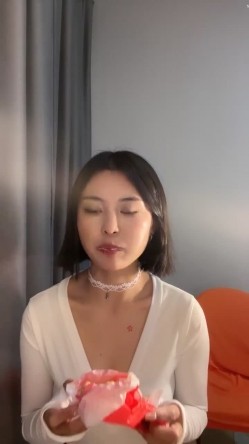 新人，这个小少妇挺有味道，【乌龟追兔子】，独居公寓中，今天阳光不错，窗前发骚，扭动柳腰加上黄瓜伺候，刺激至极 截图14