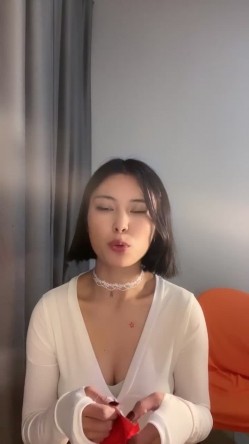 新人，这个小少妇挺有味道，【乌龟追兔子】，独居公寓中，今天阳光不错，窗前发骚，扭动柳腰加上黄瓜伺候，刺激至极 截图16