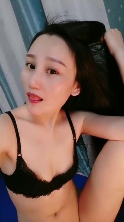 很有韵味甜美少妇居家自慰浴室洗澡，玩的很开奶头逼逼滴蜡，玻璃棒抽插近距离特写，高潮出白浆浴室湿身 截图1