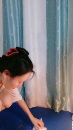 很有韵味甜美少妇居家自慰浴室洗澡，玩的很开奶头逼逼滴蜡，玻璃棒抽插近距离特写，高潮出白浆浴室湿身 截图13